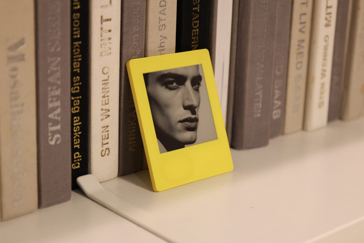 Yellow e-ink screen