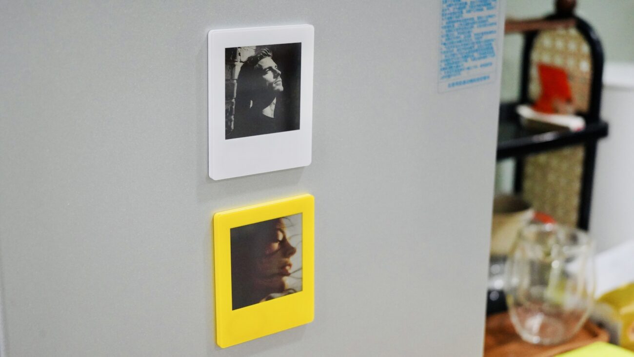 BATTERY-FREE E-INK FRIDGE MAGNET VIDABAY SNAP UPDATES PHOTOS VIA NFC WITH NO CHARGING EVER