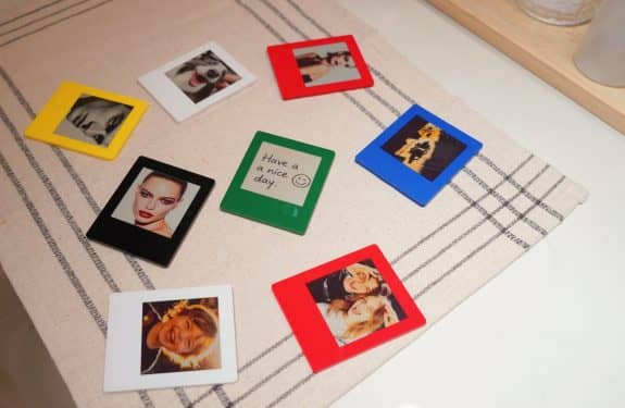 INSTANT-FILM-STYLE-E-INK-MAGNET-VIDABAY-SNAP-USES-NFC-TO-SWAP-PHOTOS-IN-ONE-TAP-scaled-