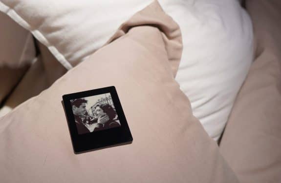 VIDABAY-SNAP-BRING-YOUR-HIDDEN-PHONE-MEMORIES-TO-LIFE-WITH-NFC-E-INK-FRIDGE-MAGNETS-scaled-
