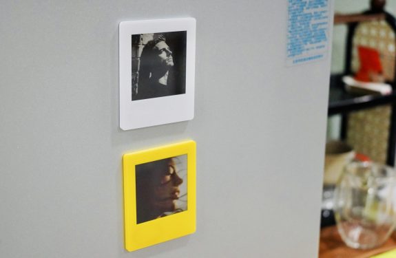 BATTERY-FREE E-INK FRIDGE MAGNET VIDABAY SNAP UPDATES PHOTOS VIA NFC WITH NO CHARGING EVER