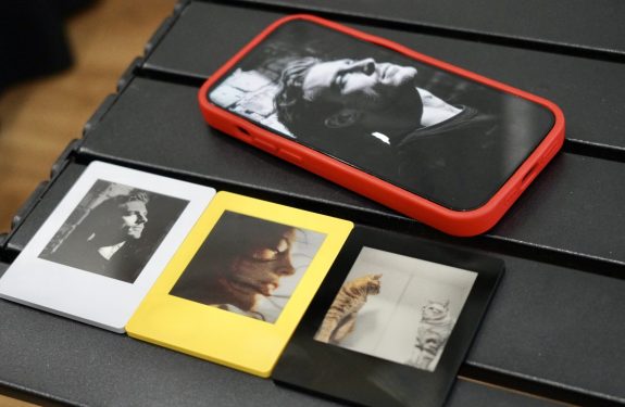 THESE POLAROID-LOOK FRIDGE MAGNETS ARE NFC-POWERED E-INK DISPLAYS THAT NEED ZERO BATTERIES